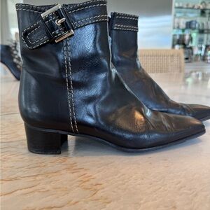 STUART WEITZMAN black boots. Excellent condition size 7 1/2.